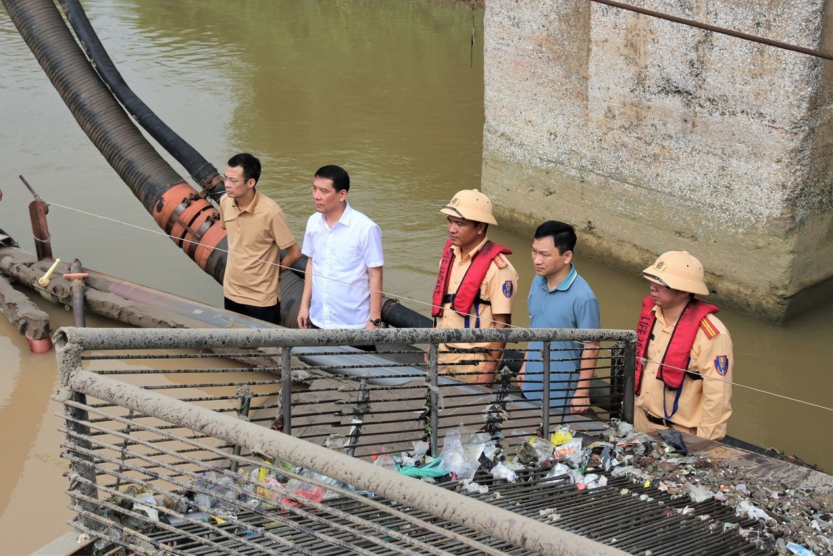 Bắt quả tang tàu khai thác 600 m³ cát trái phép trên sông Đào ở Ninh Bình